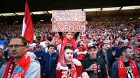 Sejumlah fans Liverpool berada di tribun setelah pertandingan melawan Wolverhampton Wanderers pada lanjutan Liga Inggris di stadion Anfield (12/5/2019). Liverpool menduduki peringkat kedua  dengan poin 97 berselisih satu pooin dari Manchester City. (AP Photo/Peter Byrne)