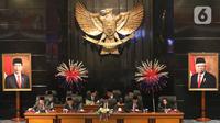 Ketua DPRD DKI Jakarta Prasetio Edi Marsudi (tengah) bersama pimpinan lainnya memimpin Rapat Paripurna di Gedung DPRD DKI Jakarta, Rabu (19/2/2020). DPRD DKI Jakarta mengesahkan tata tertib pemilihan Wakil Gubernur DKI Jakarta. (Liputan6.com/Angga Yuniar)