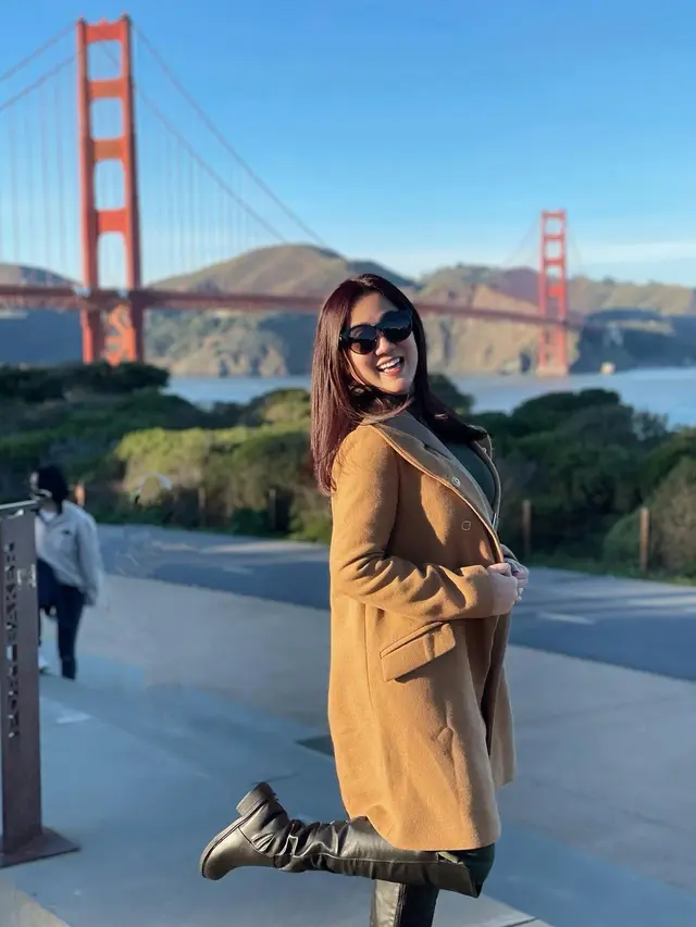 Sudah Jadi Janda, Ini 7 Potret Seru Tante Ernie saat Liburan