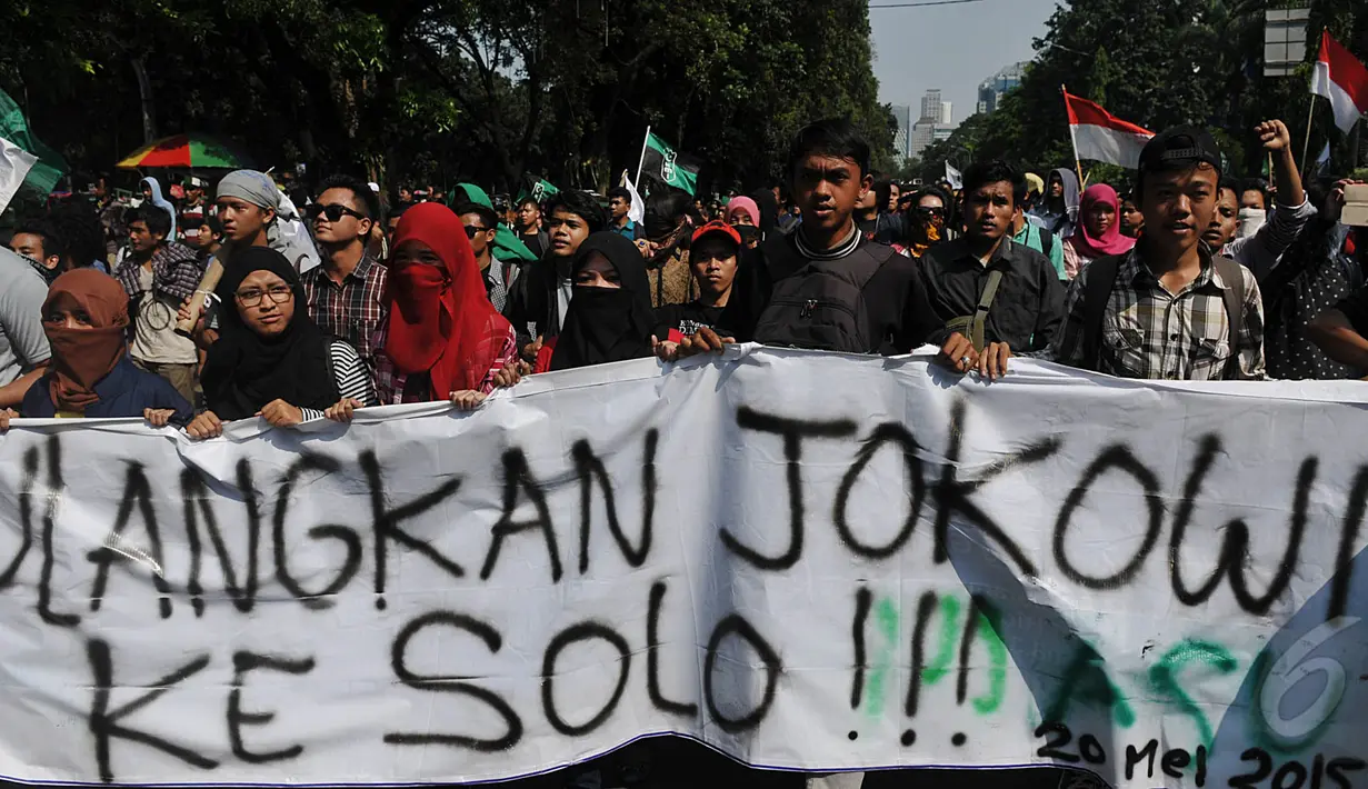 Sebuah spanduk yang berisi sindiran kepada Presiden Jokowi dibentangkan saat aksi hari Kebangkitan Nasional menuju Istana Presiden, Jakarta, Rabu (20/5/2015). Ribuan mahasiswa menuntut agar Jokowi - JK segera turun. (Liputan6.com/Johan Tallo)
