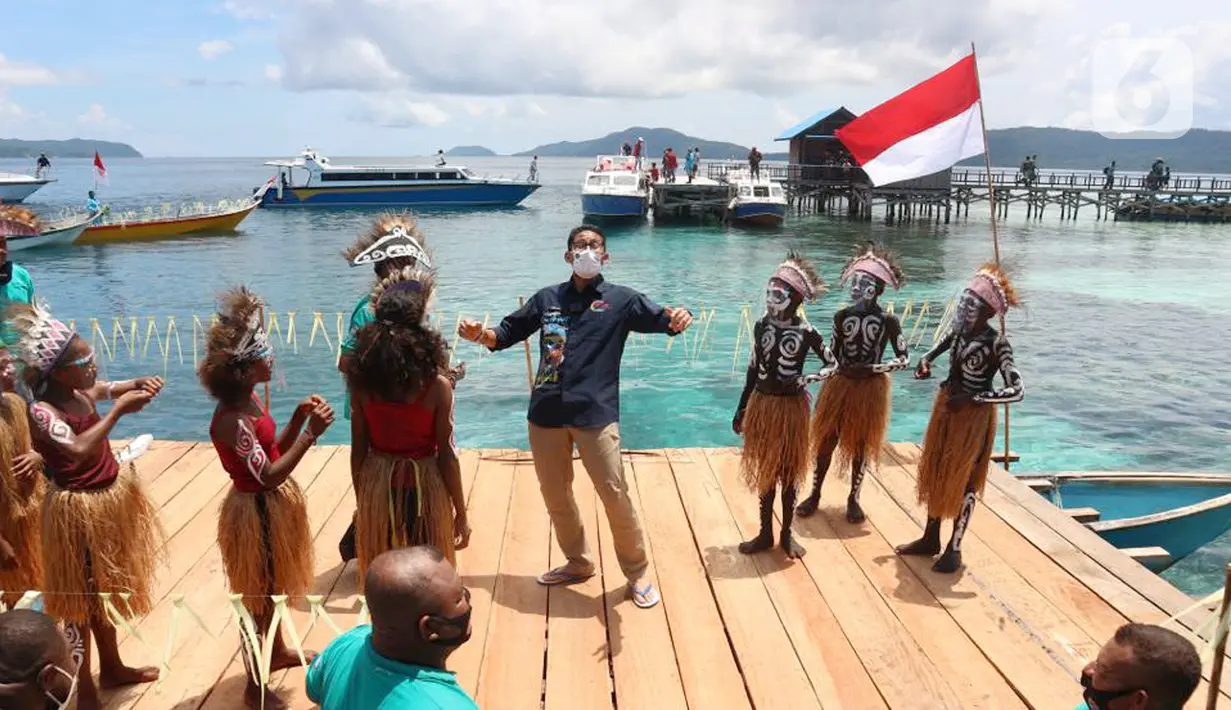 Menteri Parekraf Sandiaga Uno menari saat kunjungan ke Kampung Arborek, Kabupaten Raja Ampat, Papua Barat, Rabu (27/10/2021). Kunjungan ke desa wisata terbaik sebagai bentuk agar pariwisata di wilayah setempat kembali mendunia dan berkelanjutan. (Liputan6.com/HO/Parekraf)