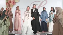 Aktris Laudya Cynthia Bella bersama Chintami Atmanagara dan model saat launching hijab Lacelove by Laudya Cynthia Bella di kawasan Sudirman, Jakarta, Selasa (31/10). Bella memamerkan rancangannya sebanyak 22 hijab. (Liputan6.com/Herman Zakharia)
