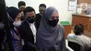 Selebriti Nathalie Holscher meninggalkan ruang sidang usai menjalani sidang perceraian dengan komedian Entis Sutisna atau lebih dikenal Sule di Pengadilan Agama (PA) Cikarang, Jawa Barat, Rabu (20/7/2022). Nathalie Holscher dan Sule datang ke PA Cikarang untuk menghadiri sidang perdana perceraian yang beragendakan pemeriksaan berkas dan mediasi. (Liputan6.com/Herman Zakharia)
