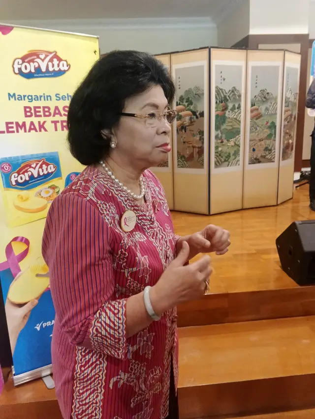 Ibu Linda Agum Gumelar saat menjelaskan hambatan dalam menekan angka kanker payudara