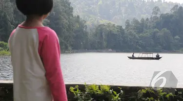 Di libur Lebaran, para wisatawan menikmati liburan di taman wisata alam Situ Gunung, Jawa Barat, Sabtu (2/8/14). (Liputan6.com/Herman Zakharia)