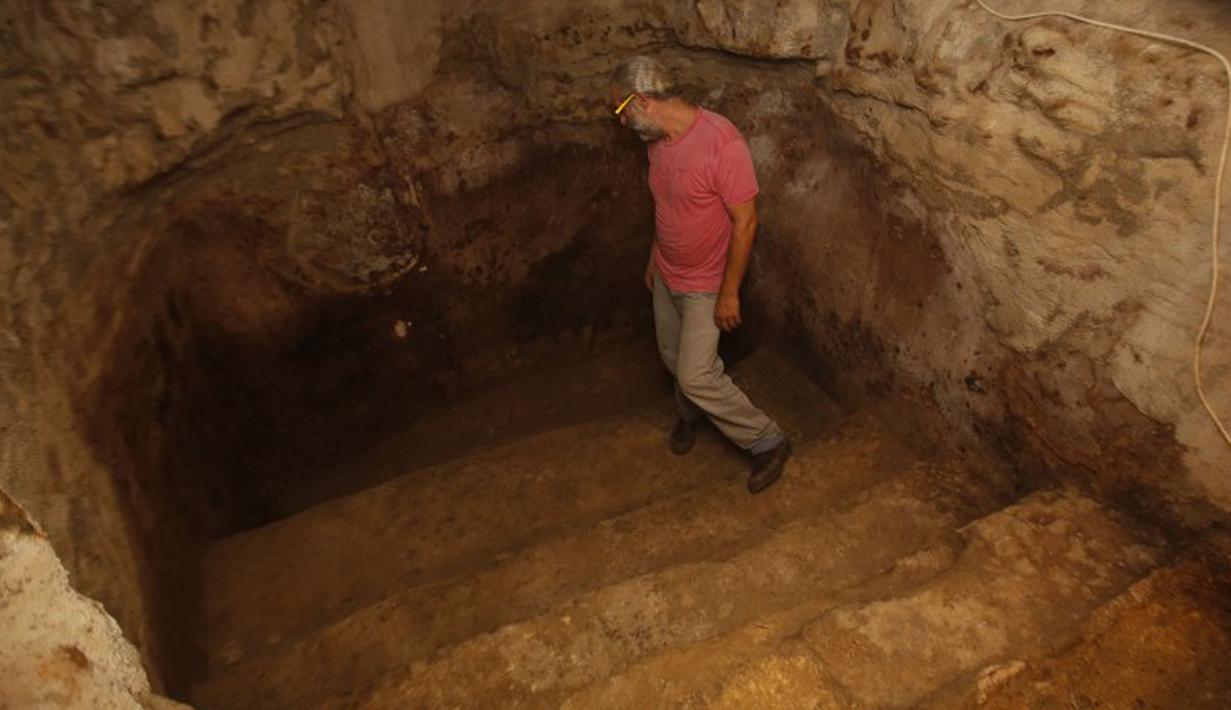 Tal melihat kolam ritual Yahudi (Mikveh) yang ditemukan di bawah tanah rumahnya di Ein Karem, Yerusalem (1/7/2015). Ein Karem dianggap sebagai tempat suci bagi umat Kristiani Pembaptis Yohanes diketahui lahir di wilayah tersebut. (AFP/GALI TIBBON)