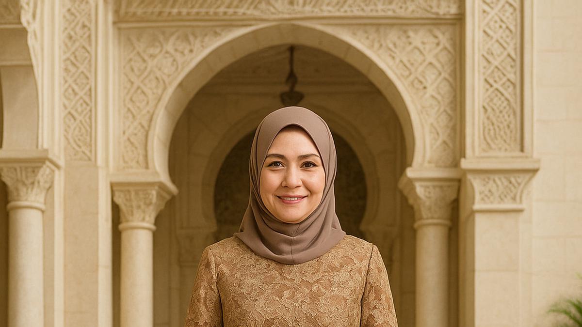 8 Model Gamis Batik Kombinasi Lurik untuk Ibu-Ibu Usia 50-an, Inspirasi Tampil Anggun