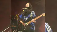Voice of Baceprot, band aliran Hip Metal Funky yang digawangi tiga remaja berhijab asal Kecamatan Banjarwangi, Kabupaten Garut, Jawa Barat, menjadi viral di sejumlah media sosial. (Liputan6.com/Jayadi Supriadin)