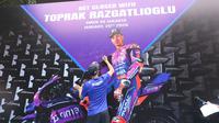 Mereka antusias melihat sosok juara dunia tiga kali World Superbike itu. Tampak dalam foto, pembalap rookie Prima Pramac Racing, Toprak Razgatlioglu menandatangani baliho Meet & Greet SMK Negeri 39 di kawasan Cempaka Putih, Jakarta Pusat, Selasa (20/1/2026). (Bola.com/M Iqbal Ichsan)
