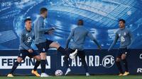 Pemain FC Porto, Mateus Uribe (kiri) dan Evanilson Barbosa mengikuti sesi latihan di tempat latihan klub di Olival, Vila Nova de Gaia, Senin (30/11/2020). FC Porto akan menjamu Manchester City dalam matchday 5 Grup C Liga Champions pada Rabu 2 Desember 2020 dinihari WIB. (MIGUEL RIOPA/AFP)