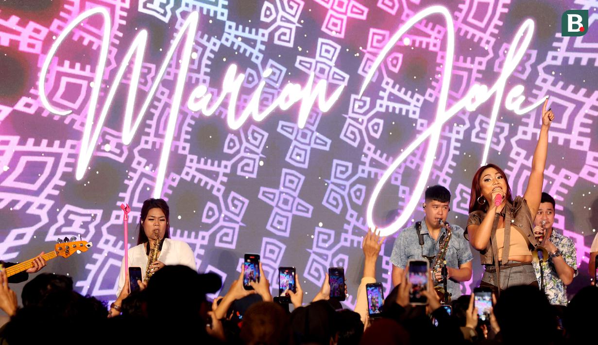 Penyanyi Marion Jola menghibur para fans yang menghadiri acara Vidio Premier League Festival di Cilandak Town Square, Jakarta, Sabtu (5/8/2023). (Bola.com/Ikhwan Yanuar)