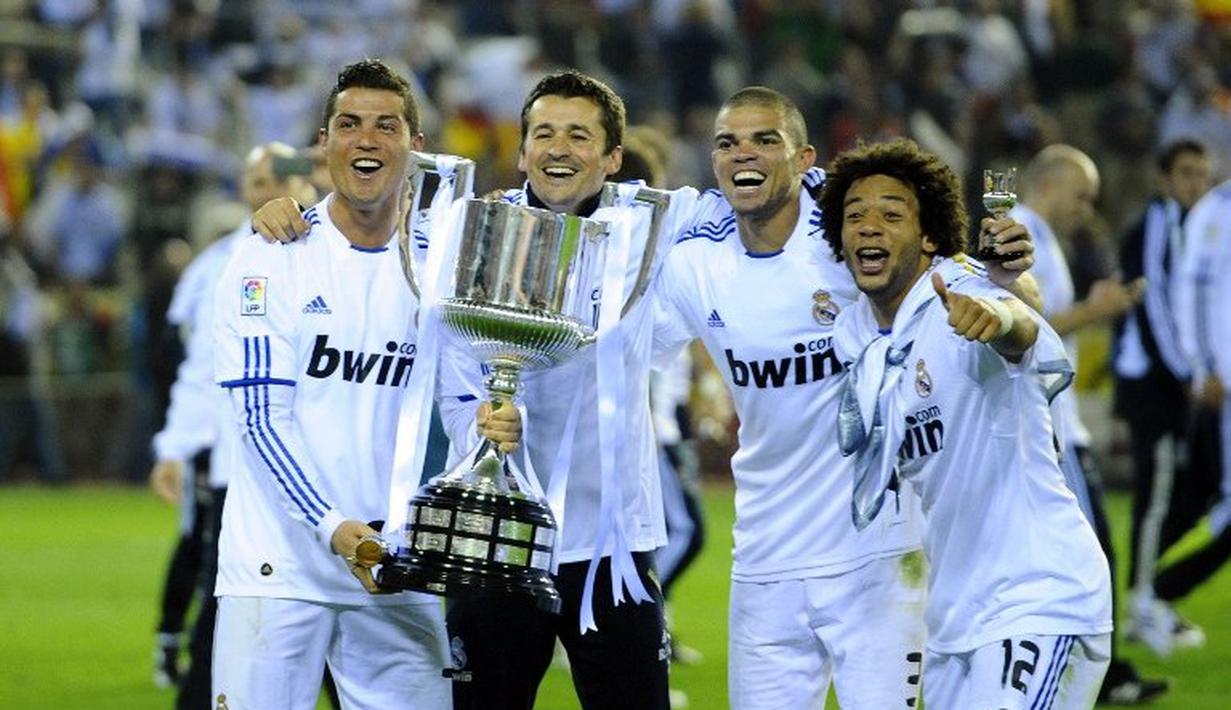 Cristiano Ronaldo dan pemain Real Madrid lainnya berpose dengan trofi Copa del Rey yang baru saja mereka raih setelah mengalahkan Barcelona 1-0 di Stadion Mestalla, Valencia, 21 April 2011. (AFP/Pierre-Philippe Marcou)