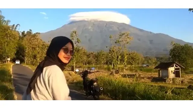 Fenomena Unik, Ini 6 Potret Kawasan Lawu Diselimuti Awan Bertopi