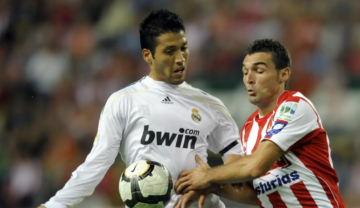 3. Ezequiel Garay - Bek tangguh tersebut pernha merasakan bermain bersama Lionel Messi di timnas Argentina dan Cristiano Ronaldo di Real Madrid. Pemain 32 tahun tersebut mengakui bahwa Lionel Messi adalah pemain terbaik di dunia saat ini. (AFP/Miguel Riop