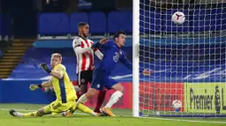 Pemain Chelsea, Ben Chilwell, mencetak gol ke gawang Sheffield United pada laga Liga Inggris di Stadion Stamford Bridge, Sabtu (7/11/2020). Chelsea menang dengan skor 4-1. (Peter Cziborra/Pool via AP)