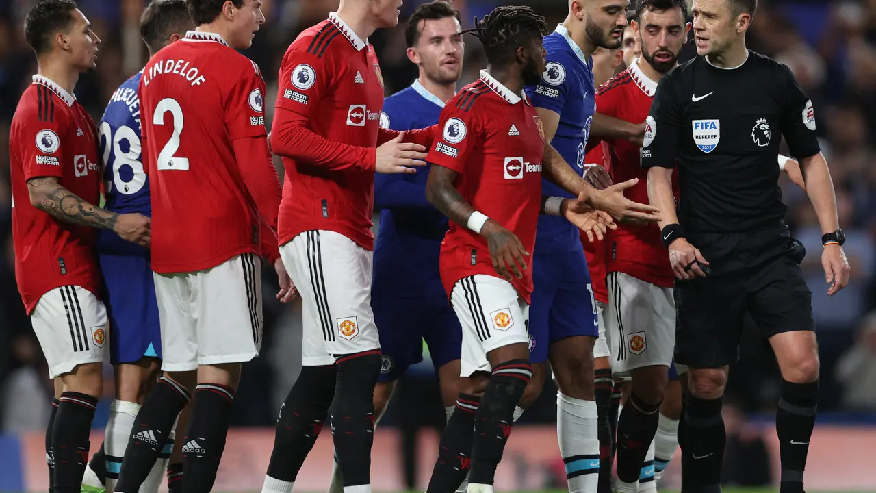 Pemain MU melakukan protes keras kepada wasit di laga Liga Inggris melawan Chelsea