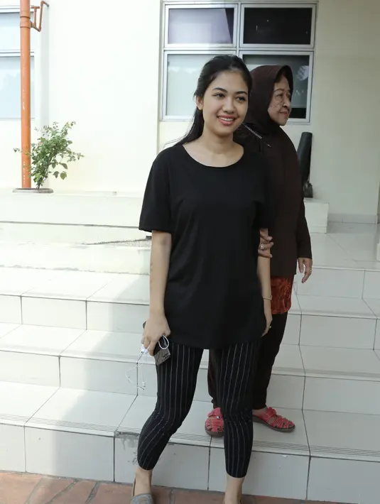 Meskipun sudah mulai sadar, namun diakui Della, adik Jupe, kondisi sang kakak memang selalu naik-turun dan belum stabil. Terutama suhu badan terkadang tiba-tiba tinggi usai melakukan tindakan medis. (Galih W. Satria/Bintang.com)