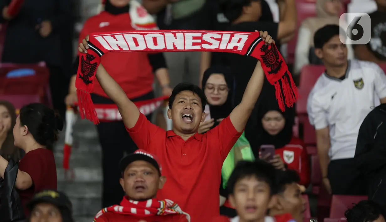 Lebih dari 27 ribu pendukung Garuda Muda sukses memerahkan sebagian area Stadion Utama Gelora Bung Karno, Jakarta, saat laga lanjutan Grup A Piala AFF U-23 2025 antara Timnas Indonesia melawan Malaysia pada Senin (21/7/2025). (Liputan6.com/Helmi Fithriansyah)