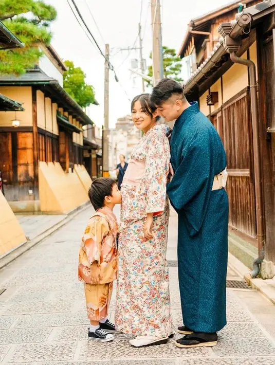 Momen liburan ini sekaligus menjadi momen babymoon bagi sang istri, Tiffany yang tengah hamil anak kedua. (Instagram/tiffanysoetanto).