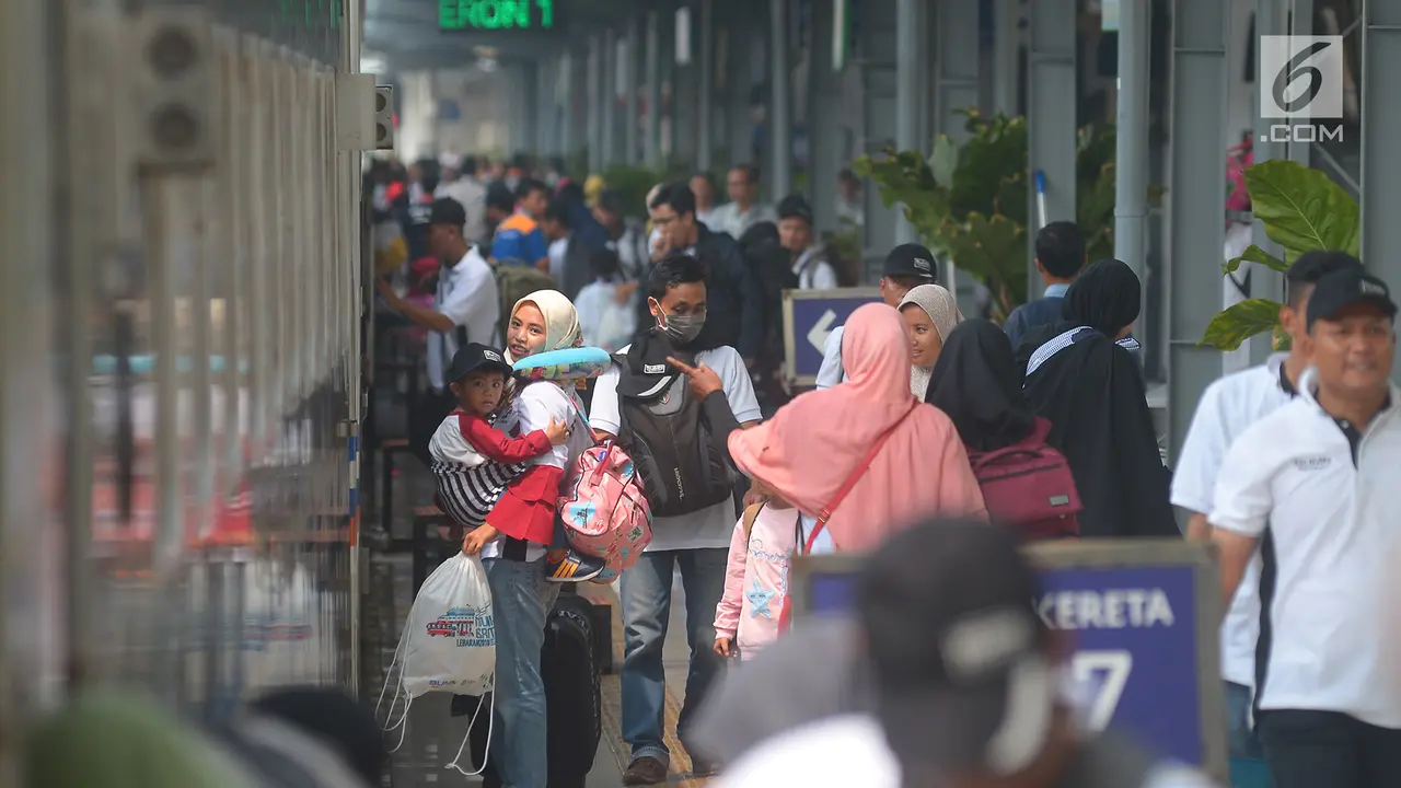 H-7 Lebaran, Calon Pemudik Mulai Padati Stasiun Senen