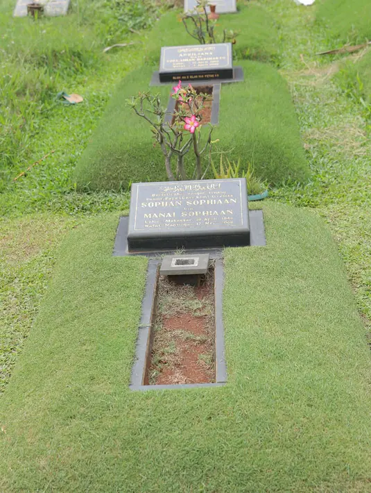 Politisi sekaligus aktor kawakan Sophan Sophiaan meninggal akibat kecelakaan motor. Sopan terjatuh saat touring dengan motor besarnya. Suami Widyawati itu jatuh di kawasan hutan Widodaren pada 17 Mei 2008. (Deki Prayoga/Bintang.com)