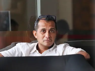 Wakil Menteri Hukum dan Hak Asasi Manusia (Wamenkumham) Edward Omar Sharif Hiariej saat menunggu di Gedung KPK, Senin (20/3/2023). (Liputan6.com/Herman Zakharia)