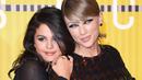 Selena Gomez dan Taylor Swift. (Foto: MARK RALSTON / AFP)