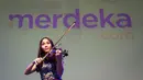 Penampilan violinist, Marcella Aprilia saat Perayaan Hari Jadi dan Grand Launching Logo Baru Merdeka.com yang berlangsung di SCTV Tower, Senayan, Jakarta, Selasa (21/02/2023). (Bola.com/Bagaskara Lazuardi)