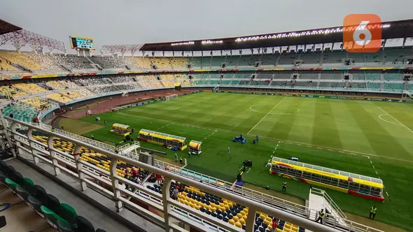 Suasana Stadion Gelora Bung Tomo, Surabaya menjelang laga Timnas Indonesia kontra Maroko pada matchday ketiga Grup A Piala Dunia U-17 2023, Kamis (16/11/2023). (Bola.com/Muhammad Adi Yaksa)