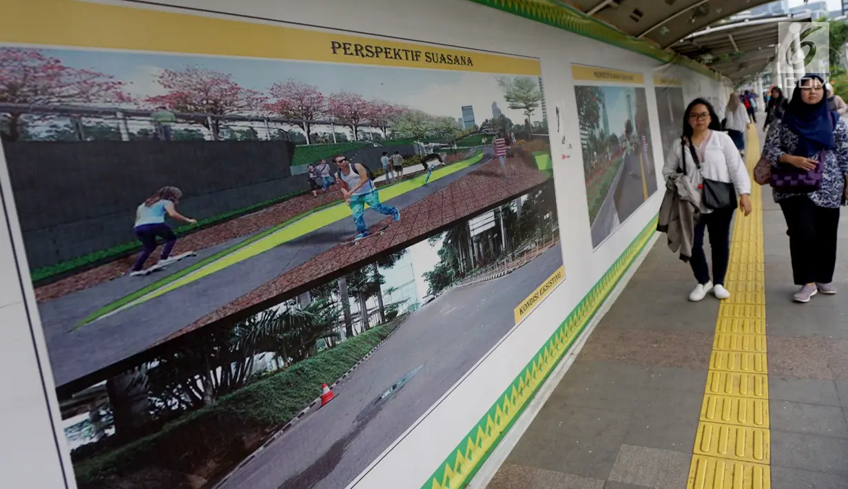 Pejalan kaki melintasi lokasi pembangunan Spot Budaya di Dukuh Atas, Jakarta, Selasa (14/5/2019). Pembangunan Spot Budaya tersebut dilakukan guna menciptakan ruang ekspresi budaya di Ibu Kota. (Liputan6.com/Johan Tallo)