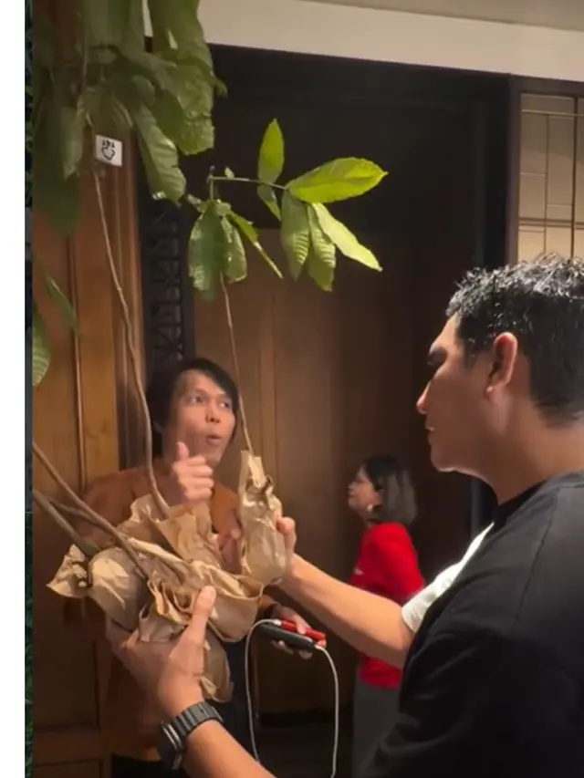 6 Potret Tantri dan Arda Bagi-bagi Bibit Pohon di Konser Amal untuk Sumatera