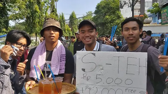 11 Poster Kocak Demo Mahasiswa Tolak RUU KUHP, Lucu tapi Bikin Baper