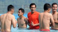Hamsamu Yama dkk latihan di kolam renang Batu pada masa TC jelang Piala Presiden 2018 dan Liga 1 2018. (Bola.com/Iwan Setiawan)