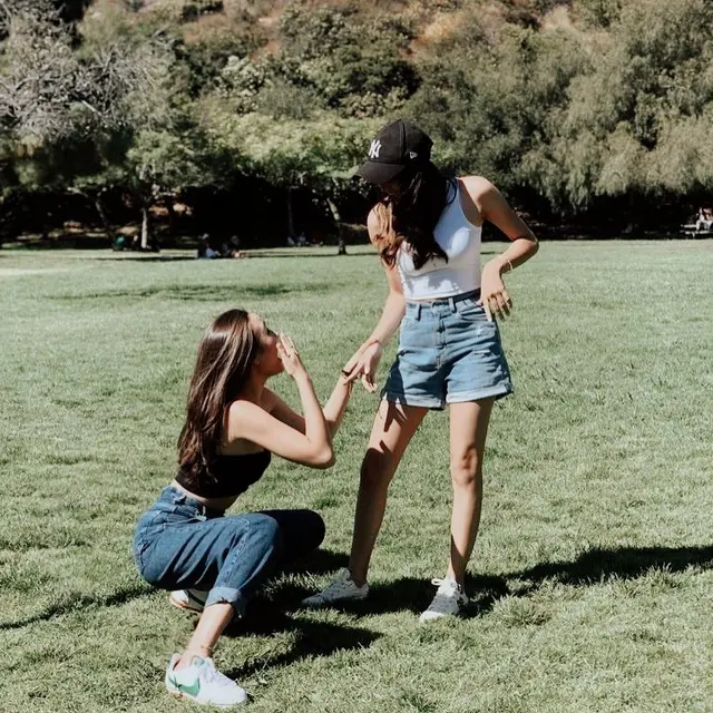 6 Potret Persahabatan Amanda Rawles dan Caitlin Halderman, Kompak