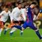 Striker Barcelona Lionel Messi mengeksekusi penalti ke gawang Valencia pada laga La Liga di Stadion Camp Nou, Barcelona, Minggu (19/3/2017). (AFP/Lluis Gene)