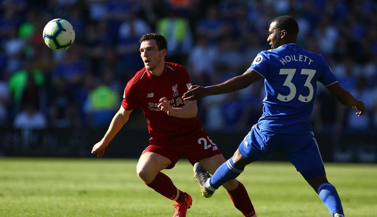 Bek Liverpool, Andrew Robertson berusaha melewati kawalan pemain Cardiff City pada laga lanjutan Premier League yang berlangsung di Stadion Millenium, Cardiff, Minggu (21/4). Liverpool menang 2-0 atas Cardiff City. (AFP/Geoff Caddick)