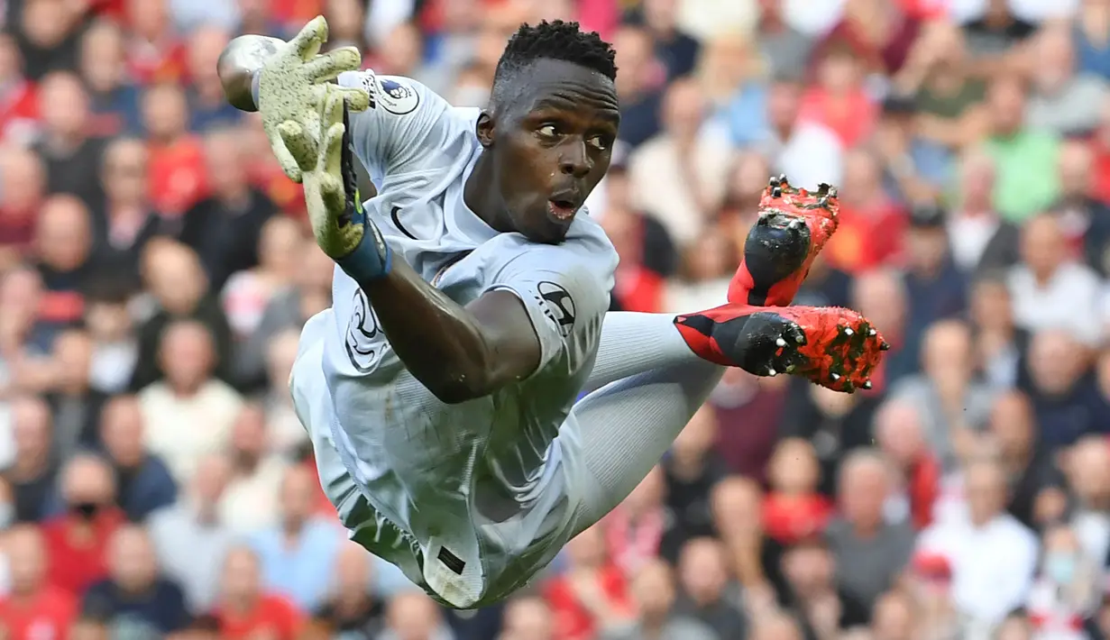 Edouard Mendy. Kiper Chelsea asal Senegal berusia 30 tahun yang telah 2 musim berseragam The Blues ini telah mencetak 16 kali clean sheet dari total 31 laga. Rinciannya, 10 kali di Liga Inggris, 5 kali di Liga Champions dan 1 kali di Piala Liga. (AFP/Paul Ellis)