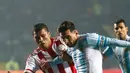 Penyerang Argentina, Lionel Messi mengontrol bola dari kejaran bek Paraguay, Marcos Caceres pada semifinal Copa Amerika 2015 di Concepcion, Chili, (1/7/2015). Argentina melangkah ke final usai mengalahkan Paraguay 6-1. (Reuters/Mariana Bazo)
