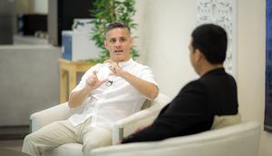 Pelatih Timnas Indonesia, John Herdman menjalani wawancara eksklusif bersama Hery Kurniawan dalam Bola Break dari Bola.com di Jakarta, Selasa (12/5/2026). (Bola.com/Bagaskara Lazuardi)