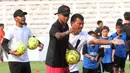 Yahya Broer, kepala pelatih dalam sesi coaching clinic tersebut, lantas menyampaikan beberapa ilmu yang dibagikan Lingard kepada pemain muda Indonesia. (Bola.com/M. Iqbal Ichsan)