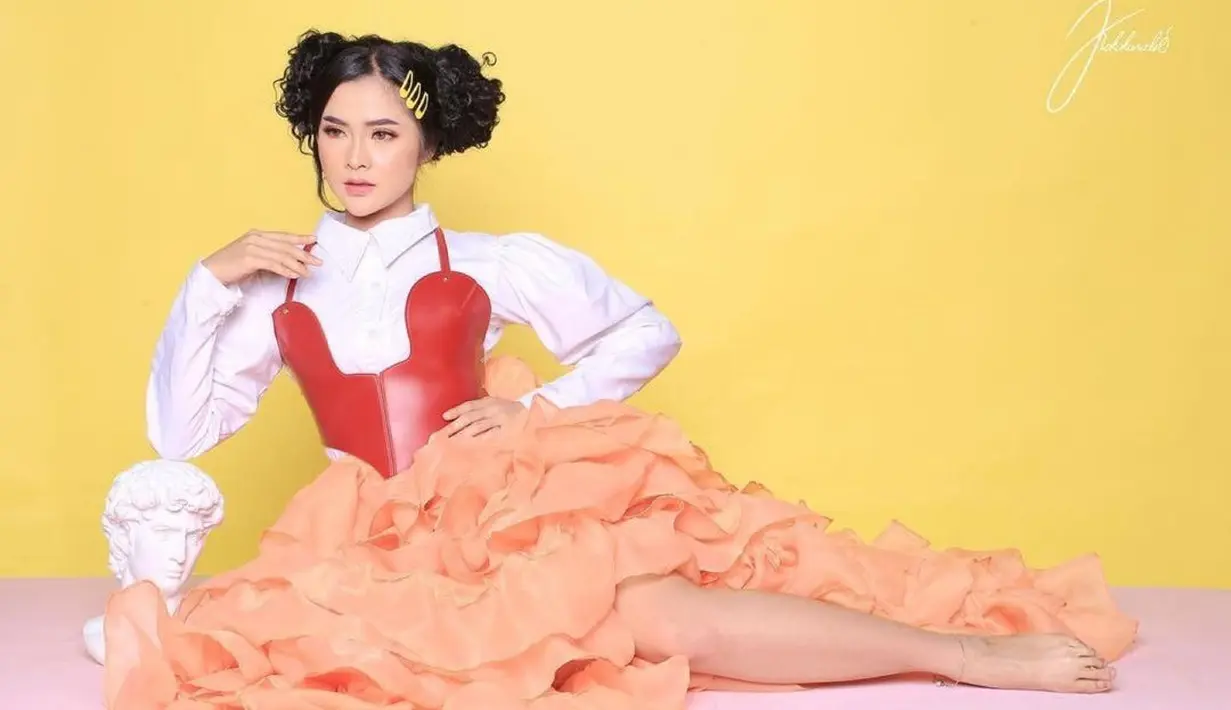 Sementara Bella juga tak kalah memikat karena profesinya yang memang seorang model. Istri Denny Caknan ini juga jadi selebgram. [Instagram/bellabonita_r.a]