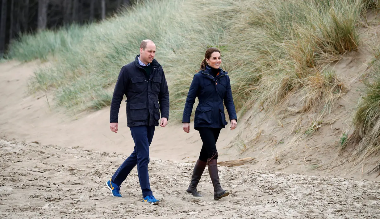 Pangeran William dan Kate Middleton, Duchess of Cambridge, keliling kawasan pantai saat mencari sampah yang berserakan di pantai Newborough di Wales (8/5). (Reuters/Phil Noble)
