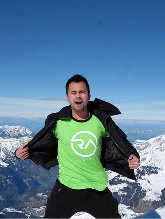 Raffi Ahmad mengenakan jaket warna hitam, berpose di atas gunung yang diselimuti salju. (Foto:Instagram/raffinagita1717)