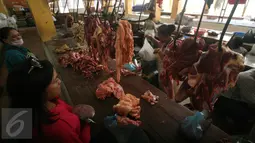 Aktivitas jual beli daging sapi di Pasar Beringharjo, Yogyakarta, Kamis (9/6). Hari keempat bulan Ramadan, harga daging sapi di pasar tradisional merangkak tinggi hingga menembus harga Rp120.000 per kilogram. (Liputan6.com/Boy Harjanto)