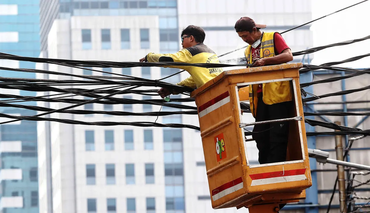 Sesuai Perda terkait Sarana Jaringan Utilitas Terpadu (SJUT), rencananya semua kabel optik di udara akan ditertibkan dan ditanam. (Liputan6.com/Angga Yuniar)