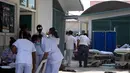 Setelah gempa utama, tercatat lebih dari 500 gempa susulan. Tampak dalam foto, perawat mengevakuasi pasien di rumah sakit regional setelah guncangan gempa bumi berkekuatan 6,5 magnitudo di komunitas San Marcos, negara bagian Guerrero, Meksiko pada Jumat 2 Januari 2026. (Francisco ROBLES/AFP)