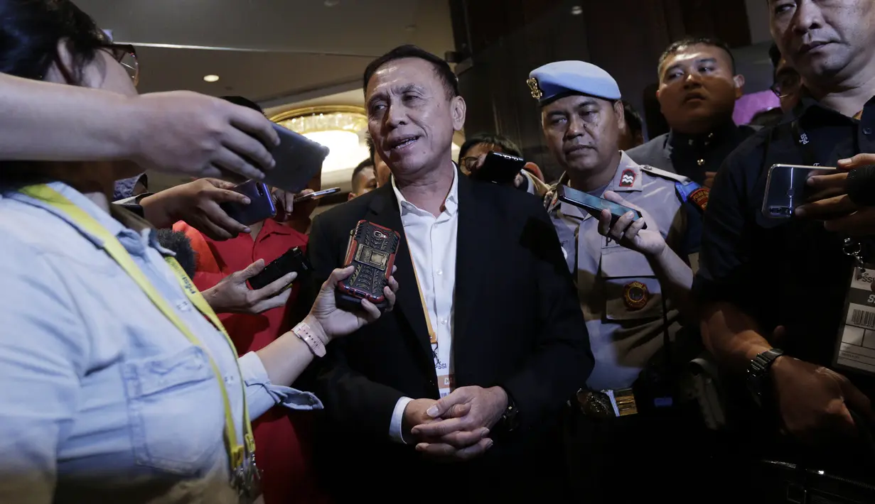 Ketua Umum PSSI, Mochamad Iriawan, memberikan keterangan kepada wartawan saat KLB PSSI di Hotel Shangri-La, Jakarta, Minggu (2/11/2019). Iwan akan memimpin PSSI selama empat tahun, dari 2019 hingga 2023. (Bola.com/M Iqbal Ichsan)