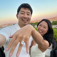 Di usianya yang ke-36, bintang laga Last Breath ini melamar kekasihnya Allison Hsu yang delapan tahun lebih tua darinya. [@allison]