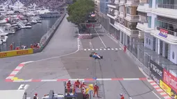 Rio Haryanto kehilangan kendali saat keluar dari terowongan dan menabrak dinding pembatas saat latihan bebas kedua F1 GP Monako, Kamis (26/5/2016). (Bola.com/Twitter/F1)