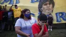 Seorang fans cilik tampak sedih usai meninggalnya Diego Maradona di Buenos Aires, Argentina, Rabu (25/11/2020). legenda sepak bola Argentina itu meninggal dunia pada usia 60 tahun setelah menderita serangan jantung. (AP/Natacha Pisarenko)